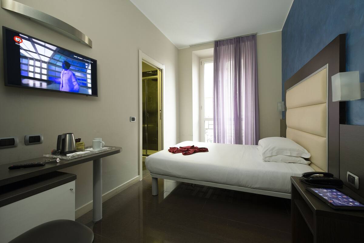 羽绒被、迷你吧、客房内保险箱、办公桌