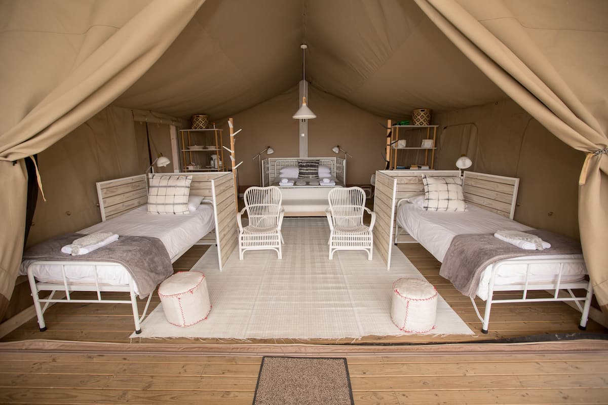 Tienda de campaña de lujo (Luxury Tent Daddy's Hideaway) | Minibar, cortinas blackout, wifi gratis y ropa de cama
