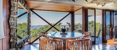 Panorama villa, 2 slaapkamers, uitzicht op zee | Luxe beddengoed, een strijkplank/strijkijzer, beddengoed