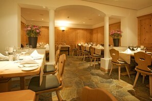2 restaurants, lunch, dinner served; Thai cuisine 