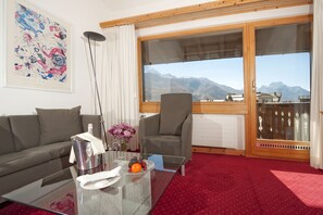 Maisonette | Wohnbereich | Fernseher, Kinderspielzeug