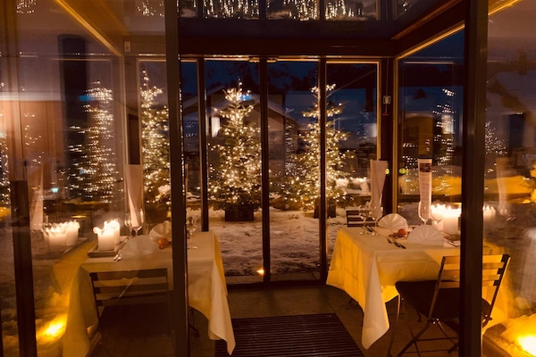 2 restaurants servant le déjeuner et le dßner, plats Cuisine thaï