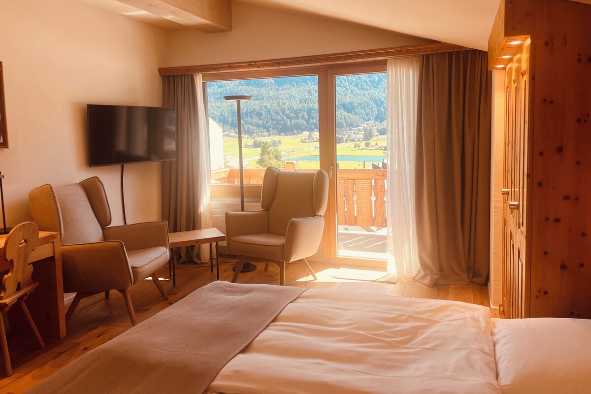Deluxe kamer, 1 kingsize bed | Woonruimte | Televisie en speelgoed