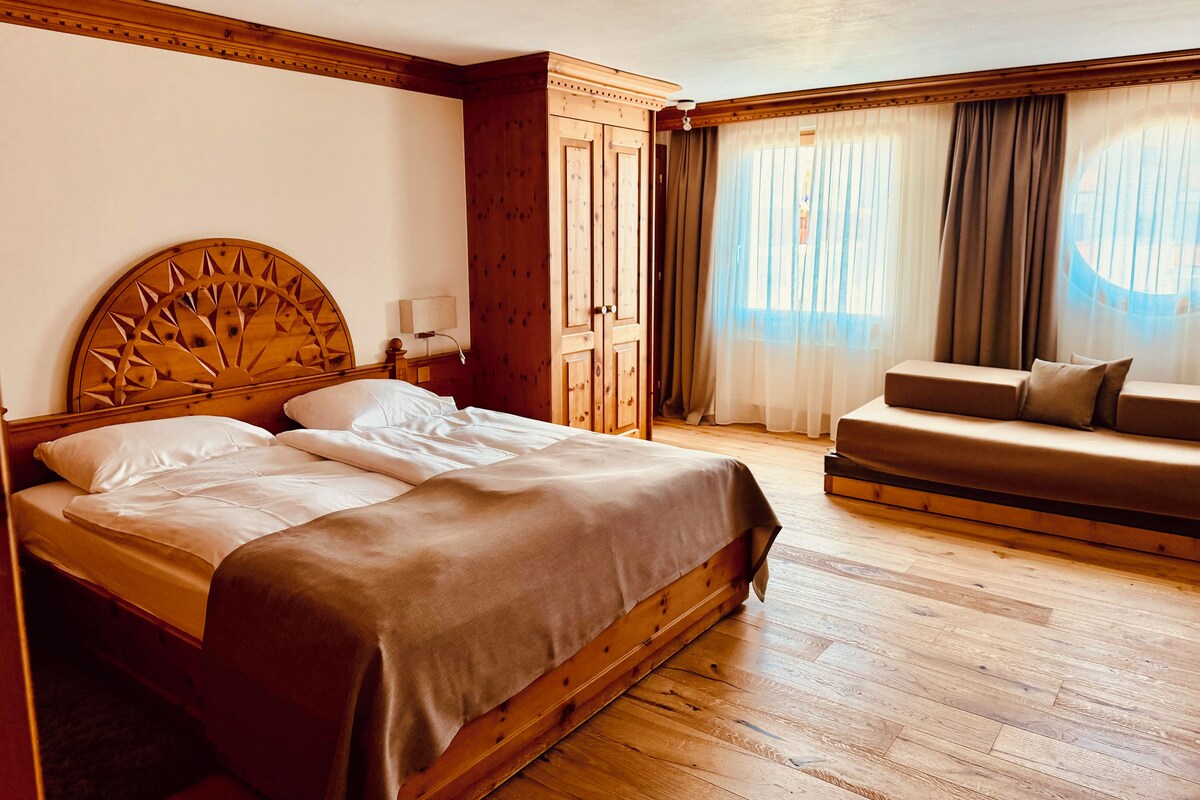 Deluxe tweepersoonskamer | Hypoallergeen beddengoed, een kluis op de kamer, een bureau