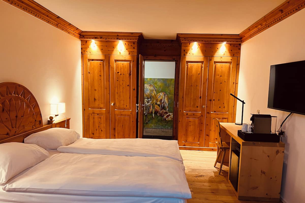 Double Room | Hypo-allergenic bedding available, in-room safe, desk