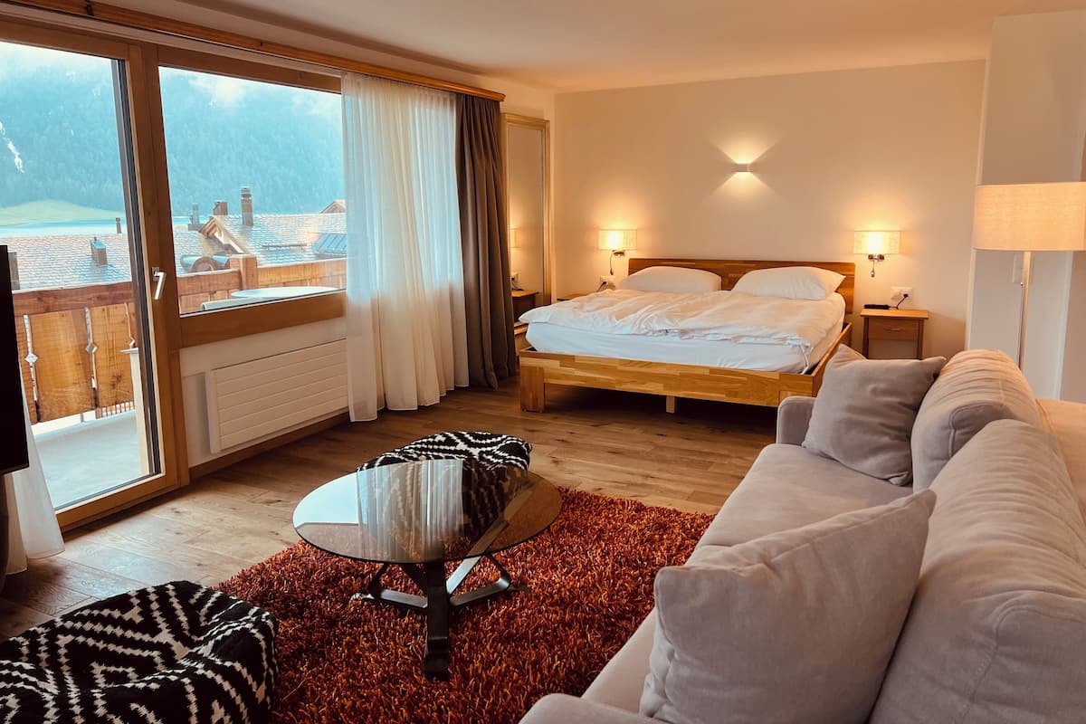 Panoramic Apartment | Hypo-allergenic bedding available, in-room safe, desk