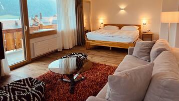 Panoramic Apartment | Hypo-allergenic bedding, in-room safe, desk, iron/ironing board
