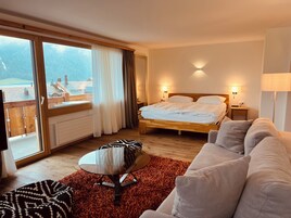 Panoramic Apartment | Hypo-allergenic bedding, in-room safe, desk, iron/ironing board