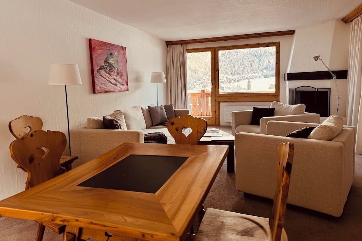 Grand Suite | Living area | TV, toys