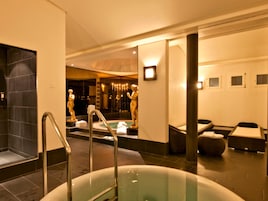 Sauna, hot tub, steam room