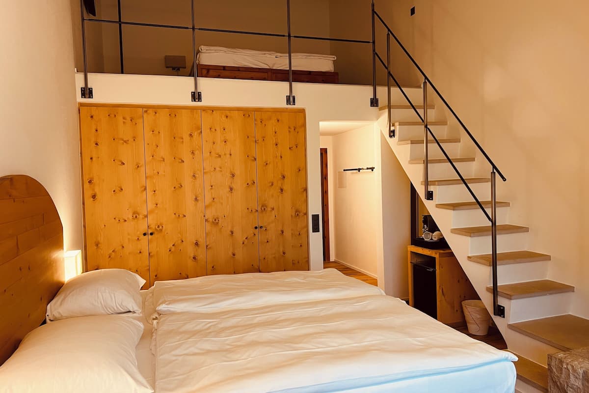 Maisonette | Hypo-allergenic bedding available, in-room safe, desk