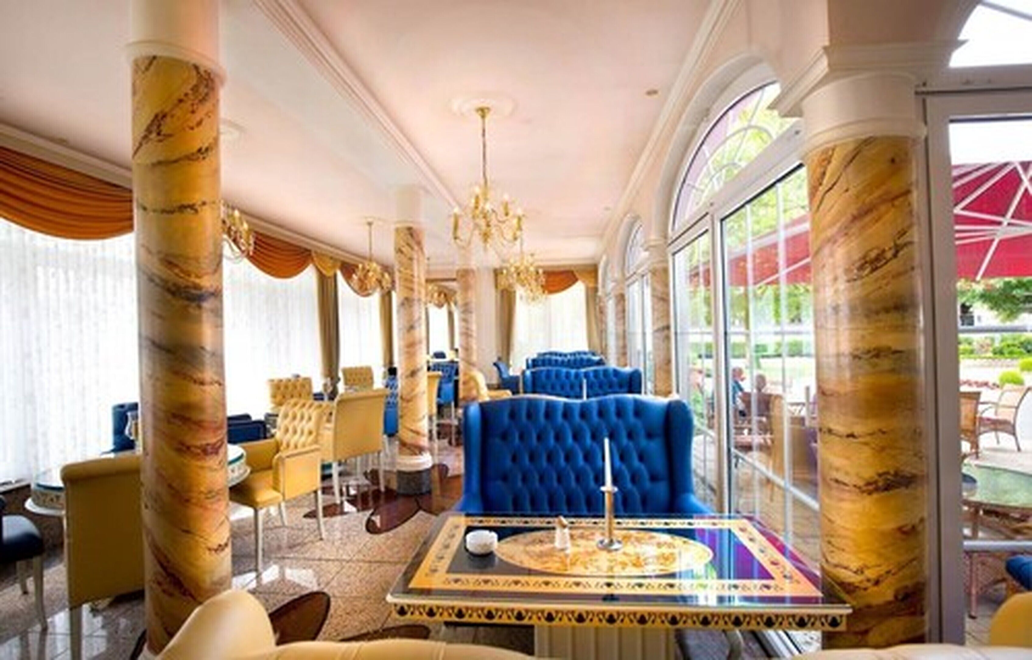 breakfast, lunch, dinner served; international cuisine