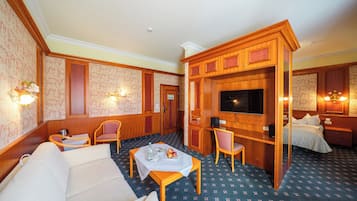 Junior-Suite | Minibar, Zimmersafe, Schreibtisch, Verdunkelungsvorhänge