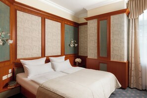 Minibar, in-room safe, desk, blackout curtains - Hotel Fürstenhof Bad Bertrich (Bad Bertrich)