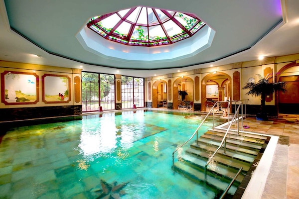 Indoor pool, sun loungers