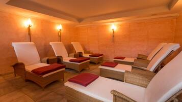 Een sauna, een bubbelbad, warm/mineraalwaterbronnen