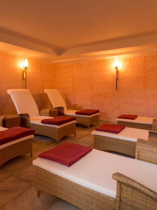 Sauna, tina de hidromasaje, aguas termales y tratamientos corporales