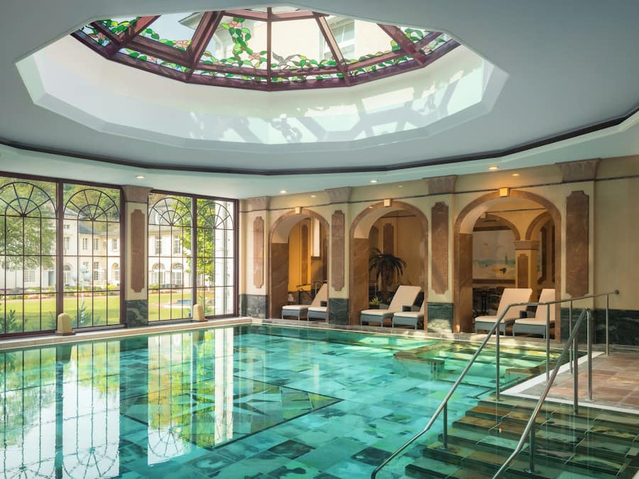 Schwimmbecken