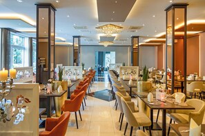 Frühstück, Mittagessen, Abendessen und Brunch werden serviert