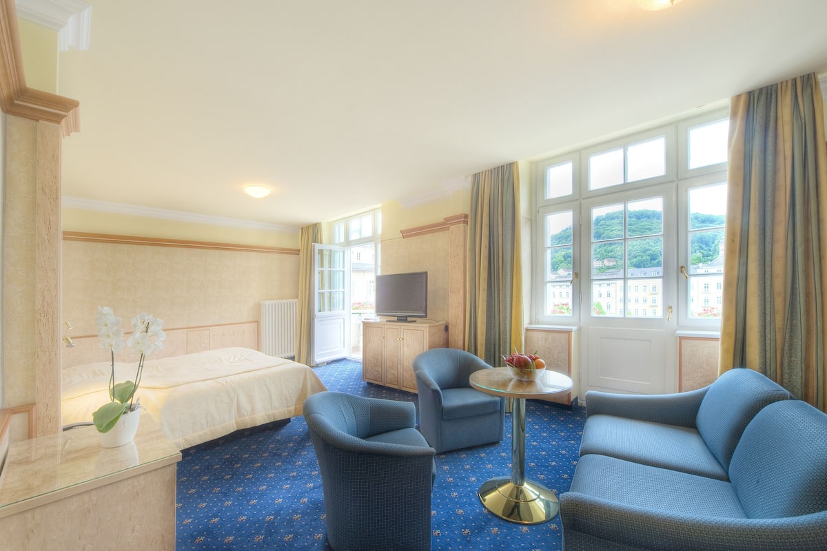 double room | minibar, in-room safe, desk, soundproofing