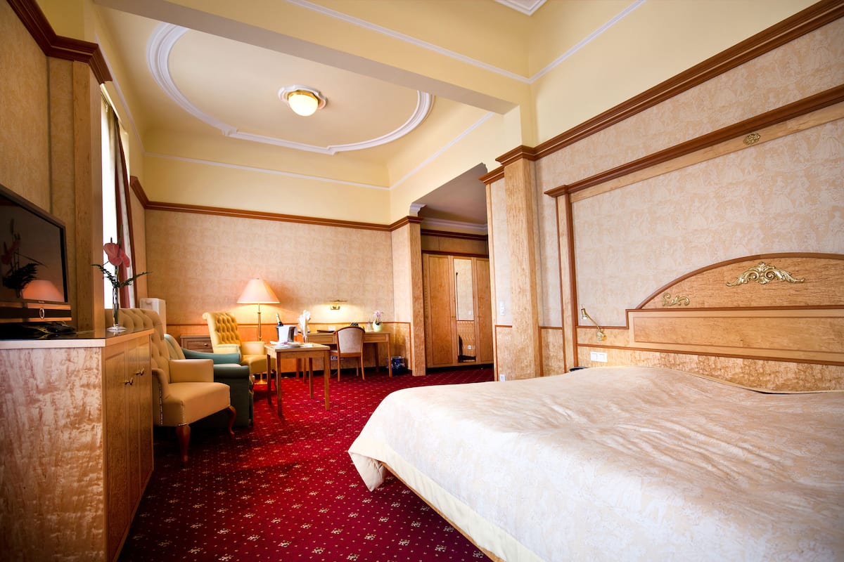 double room, mountainside | minibar, in-room safe, desk, soundproofing