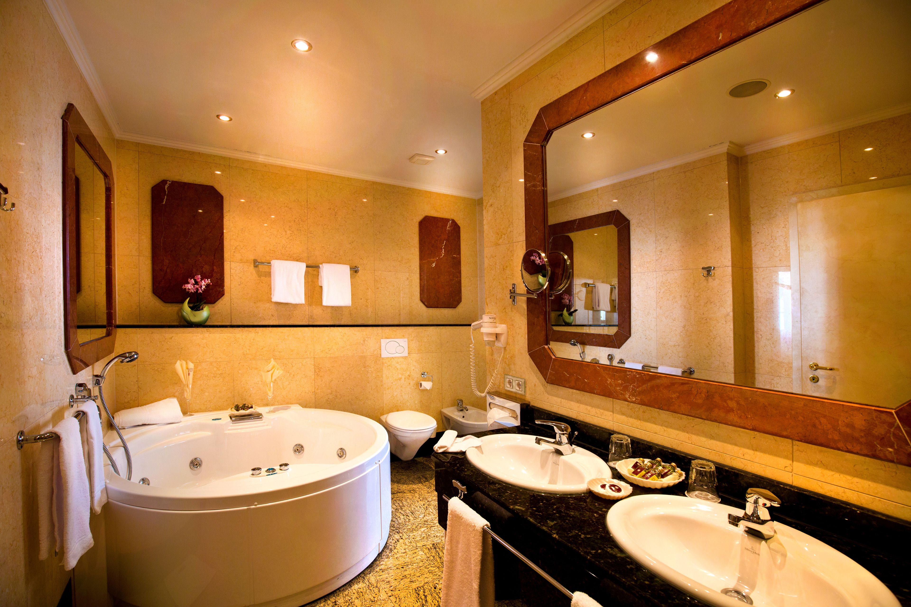 junior suite | bathroom | free toiletries, hair dryer, bathrobes, slippers
