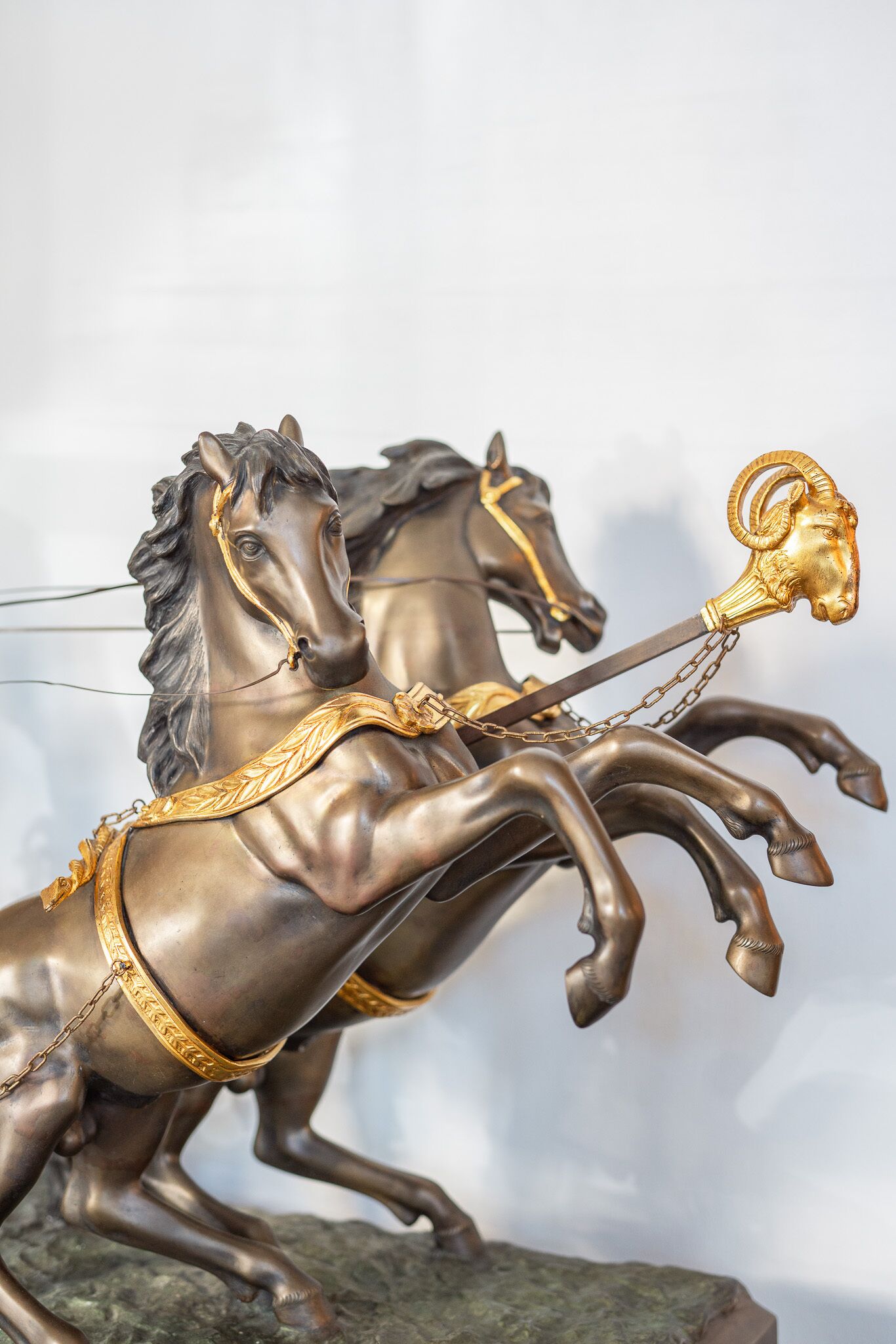 Una escultura de bronce de un caballo con detalles dorados.