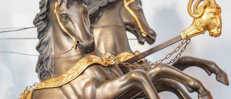 Una escultura de bronce de un caballo con detalles dorados.