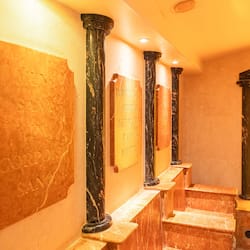 Een sauna, een bubbelbad, lichaamsbehandelingen, body scrubs