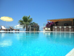 Poolside bar