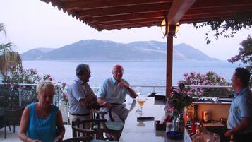 Bar en bord de piscine