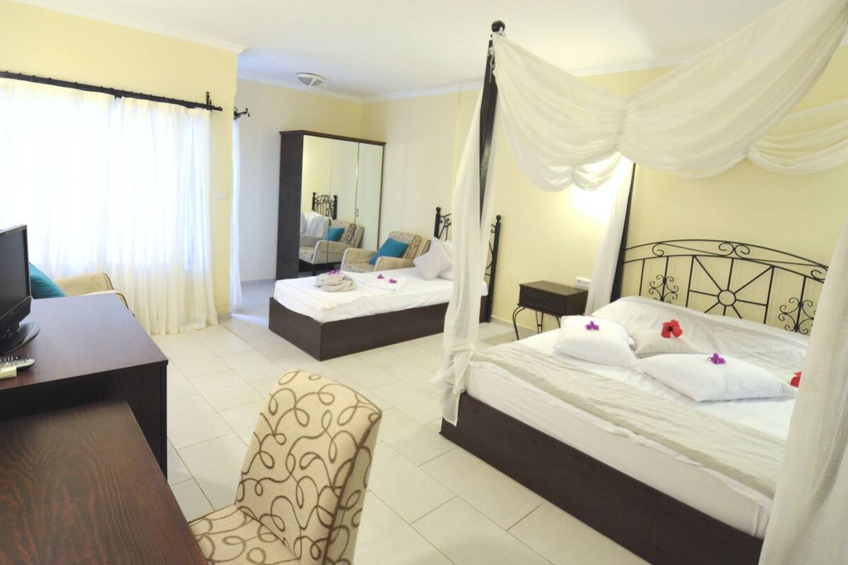 Premium bedding, pillowtop beds, in-room safe, desk