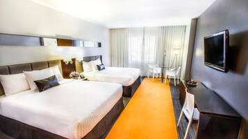 1 slaapkamer, een kluis op de kamer, een bureau, een laptopwerkplek