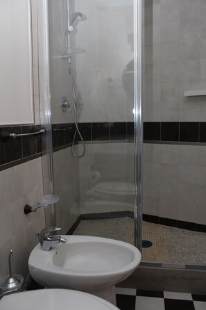 Sèche-cheveux, serviettes fournies