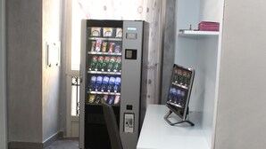 A room with a vending machine, a desk, and a chair. - Residenza Nicola Amore (Naples)