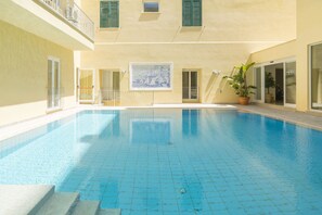 Indoor pool, outdoor pool, pool umbrellas, sun loungers - Hotel Bristol Terme (Ischia)