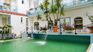 Indoor pool, outdoor pool, pool umbrellas, sun loungers - Hotel Bristol Terme (Ischia)