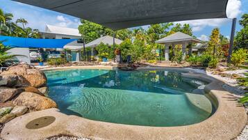 2 piscinas al aire libre, tumbonas