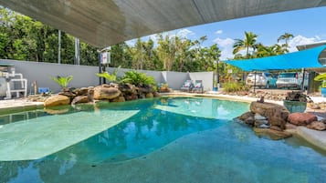 2 outdoor pools, pool loungers