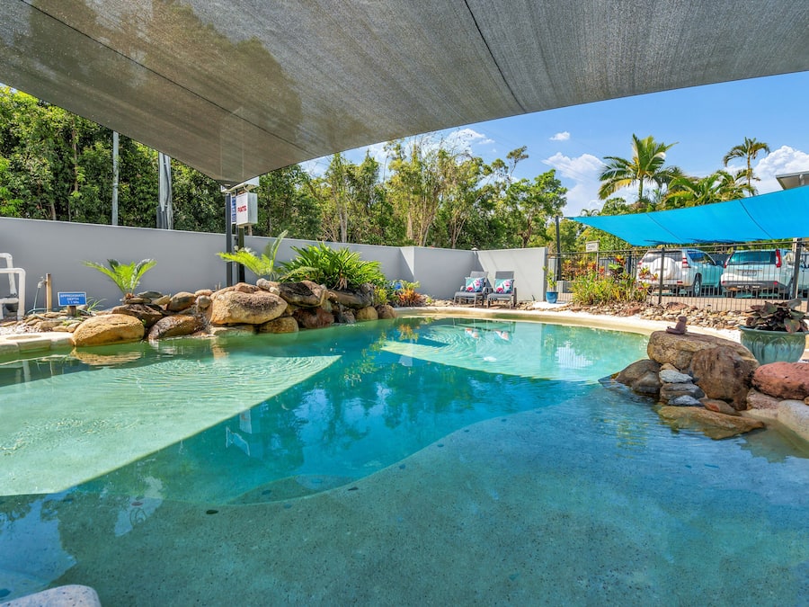 2 piscines extérieures, chaises longues