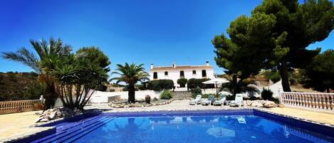 Piscine extérieure, parasols de plage, chaises longues
