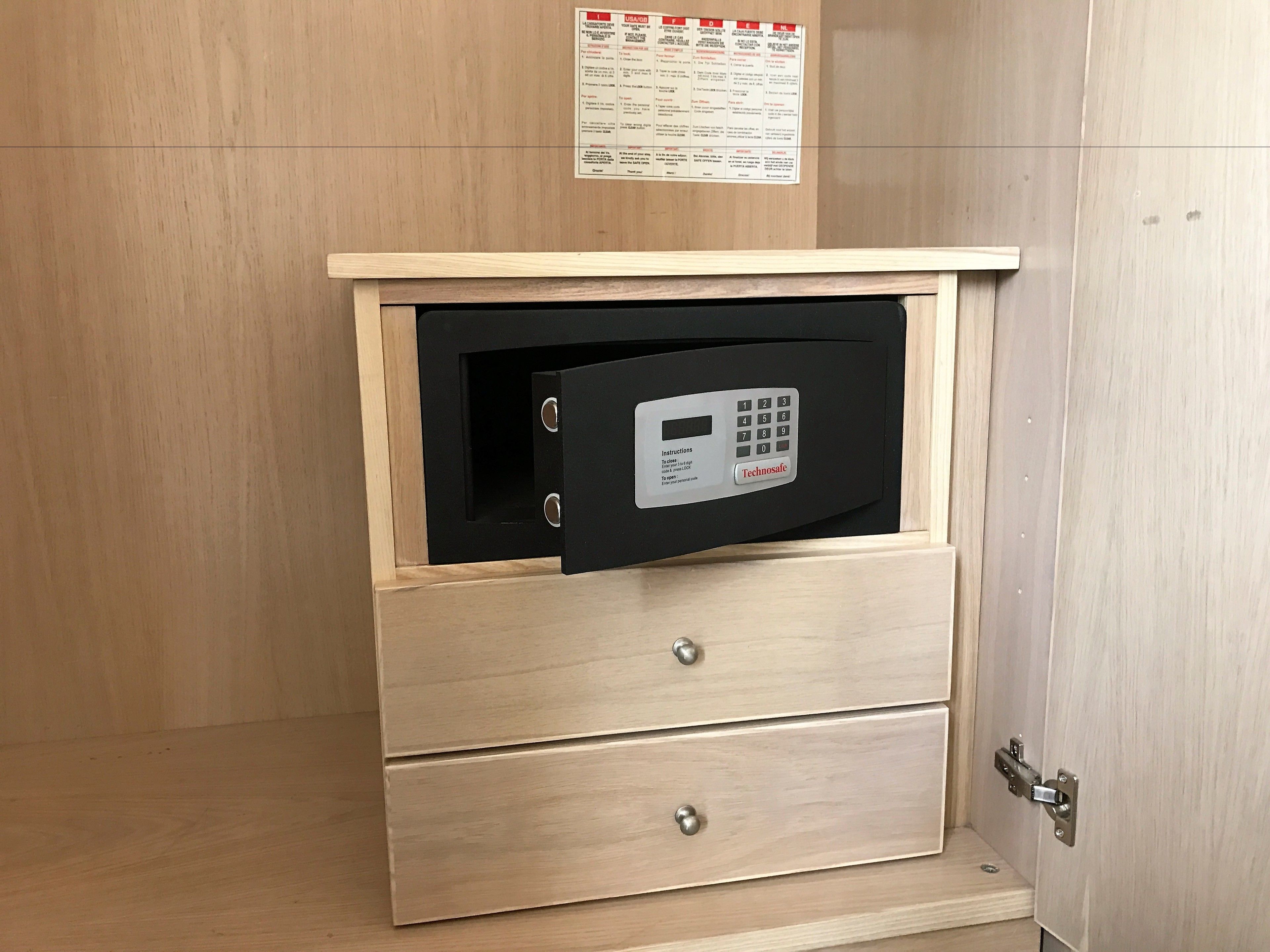 Eine Minibar mit digitaler Tastatur und einer kleinen Schublade.