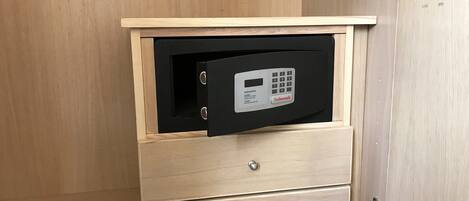 Eine Minibar mit digitaler Tastatur und einer kleinen Schublade.