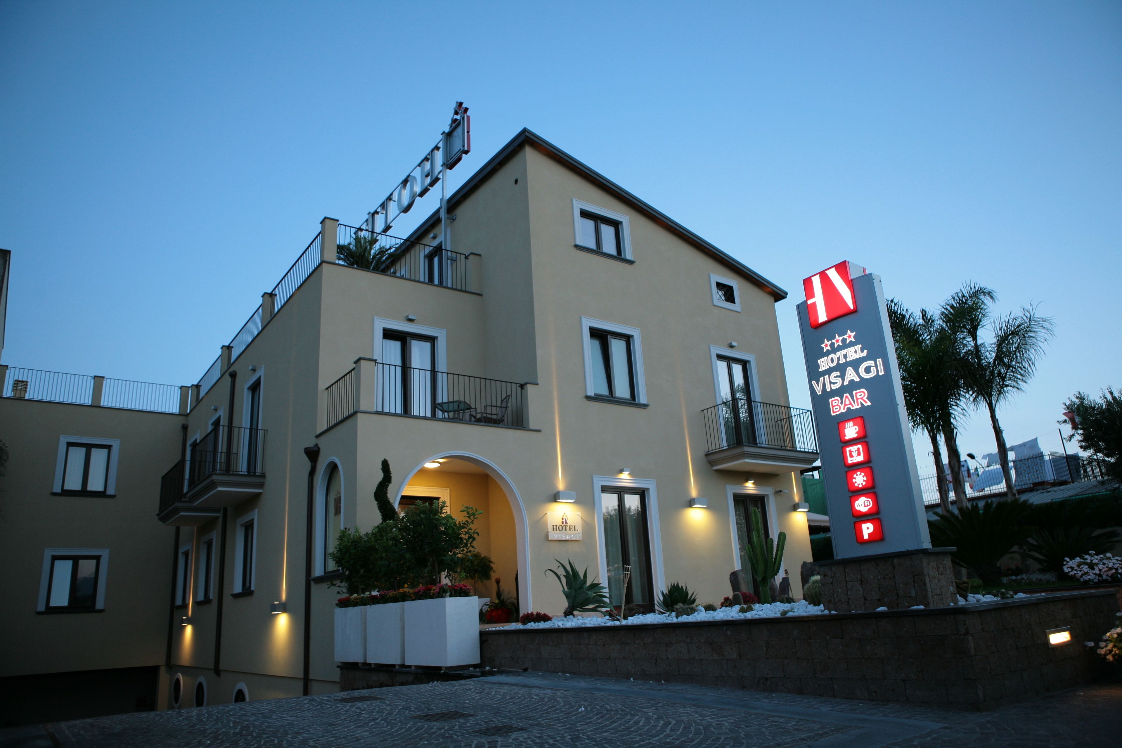A hotel with a sign indicating a bar and parking.