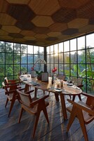 Se sirven desayunos y almuerzos; cocina mediterránea; junto a la piscina