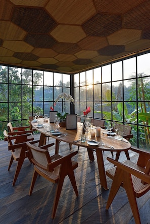 供應早餐、午餐、早午餐;地中海菜;池景