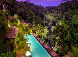 Una piscina al aire libre, camas de piscina gratis, sombrillas