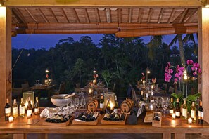 供應早餐、午餐、早午餐;地中海菜;池景