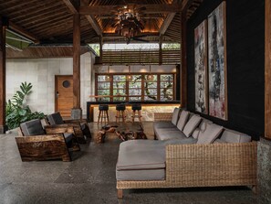 Biệt thự có thiết kế đặc trưng, 2 phòng ngủ, hồ bơi riêng, quang cảnh thung lũng | Khu phòng khách | TV 43-inch có truyền hình vệ tinh, Netflix, đầu đĩa DVD 