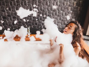 Phòng Suite Deluxe, 1 giường cỡ king, hồ bơi riêng, quang cảnh thung lũng | Phòng tắm | Bồn tắm và buồng tắm vòi sen riêng, bồn tắm ngâm, vòi sen phun mưa 